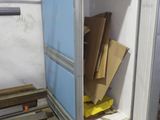 un petit conteneur de stockage contenant de nombreuses boîtes