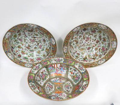 trois bols chinois de la « famille » et une soucoupe