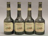 trois bouteilles de vin sont alignées sur une table
