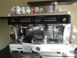 une machine à café posée sur un plan de travail
