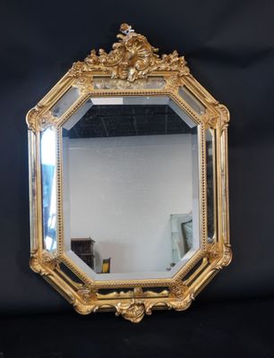 une image représentant un miroir avec un cadre doré sur fond noir