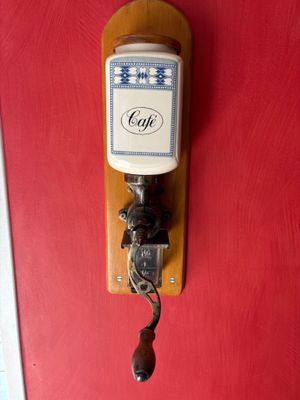 Moulin à café mural en verre, metal et faience. - Photo 1