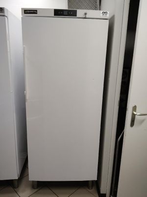 un réfrigérateur blanc et un réfrigérateur-congélateur blanc dans une cuisine