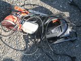 un tas d'appareils électriques posés par terre