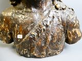 une statue d'un homme avec un chapeau sur la tête