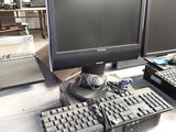 deux écrans d'ordinateur et un clavier posés sur une table