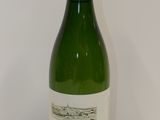 une bouteille de vin posée sur une table