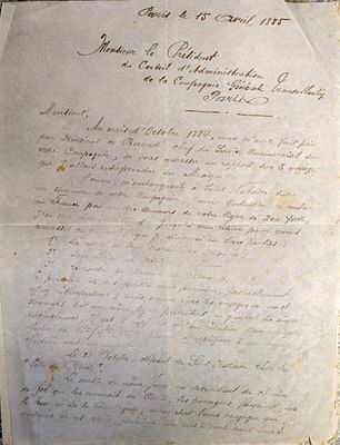 un vieux document écrit posé sur une table