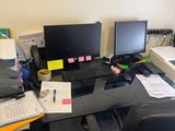 un bureau sur lequel se trouvent deux ordinateurs et un écran