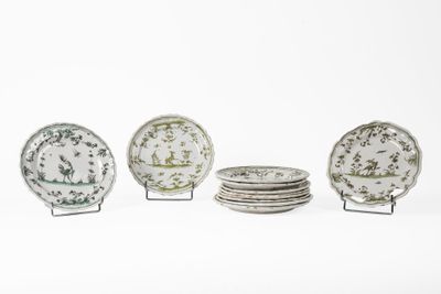 quatre assiettes aux motifs différents, disposées les unes à côté des autres
