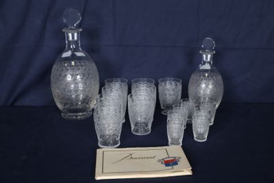 de nombreux verres et une carafe posés sur une table