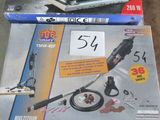 deux boîtes d'outils électriques posées sur une table