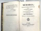 un livre ouvert sur lequel se trouve une feuille de papier