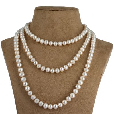 gros plan d'un collier sur un mannequin mannequin