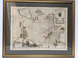 une vieille carte de l'Angleterre dans un cadre doré à bordure noire
