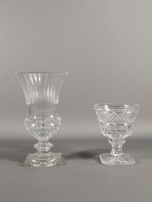 deux vases en verre transparent posés l'un à côté de l'autre sur une table