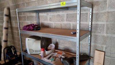 une étagère sur laquelle sont posés un micro-ondes et un four à micro-ondes