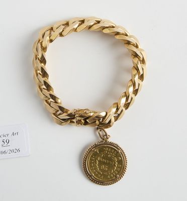 Gros plan sur un bracelet en or orné d'une pièce de monnaie