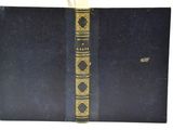 un livre noir aux bords dorés, avec un marque-page doré
