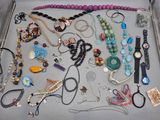 une boîte contenant de nombreux types de colliers et de bracelets différents