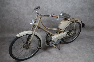 une vieille moto qui traîne par terre