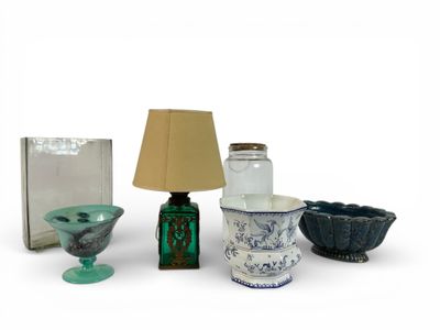 Lot décoratif divers dont : 1 bocal à bonbons en verre 1 vas…