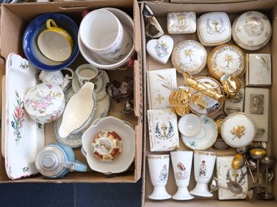 une boîte remplie de vaisselle et d'autres objets qui s'y trouvent