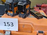trois téléphones portables posés sur un étui orange