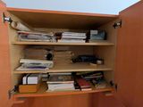 une armoire sur laquelle sont posés de nombreux livres et papiers