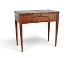 une vieille table en bois avec deux tiroirs et un tiroir en dessous