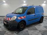 la photo d'une camionnette bleue avec une bande rouge et blanche sur le côté