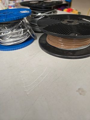 de nombreuses bobines de fil posées sur une table