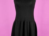 une robe noire sur un mannequin mannequin mannequin mannequin mannequin mann