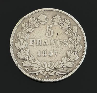 gros plan d'une pièce de monnaie sur une surface noire