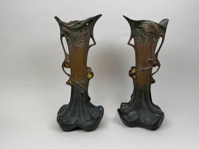 two vases that are sitting side by side