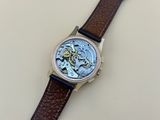 une image d'un gros plan d'une montre sur une table