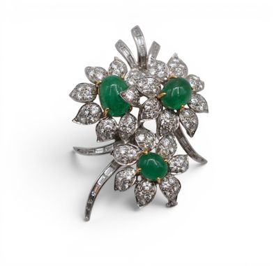 une bague en forme de fleur sertie d'émeraudes et de diamants