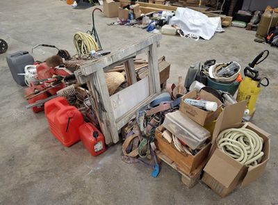 Lot d'outils à main : pelles, rateaux, balais, sangles.... - Photo 1