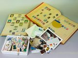 beaucoup de timbres dans une boîte posée sur la table
