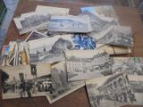 une pile de vieilles cartes postales posées sur une table