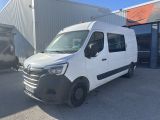 une camionnette blanche garée devant un bâtiment