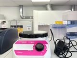 un mixeur rose et blanc posé sur une étagère dans un laboratoire