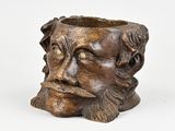 gros plan d'une statue d'un homme barbu