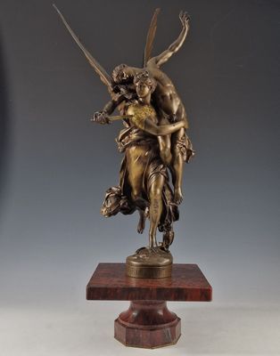 statue en bronze représentant une femme et un homme sur un socle