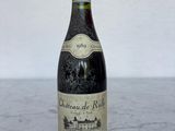 une bouteille de vin posée sur une table