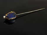 une broche de revers ornée d'une pierre de revers et de perles