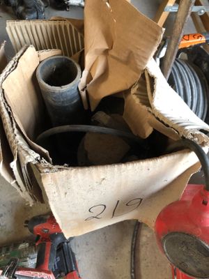 une boîte remplie d'outils posée sur une table