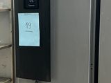 une photo d'un réfrigérateur dans une cuisine, avec une affiche sur la porte