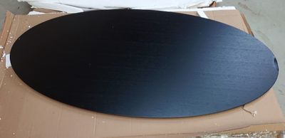une assiette noire posée sur une boîte en carton