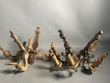 Plusieurs tuyaux en bois sont alignés sur une table